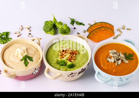 Variété de légumes soupes crème de brocoli avec :, de haricots blancs et de citrouilles, les ingrédients pour la soupe, concept de saine alimentation, gros plan, Vue de dessus Banque D'Images