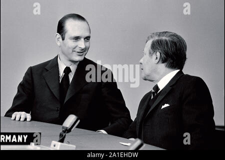 Bruxelles, USA. 26 Juin, 1974. Le premier ministre Jacques Chirac, de la France, gauche, et le chancelier Helmut Schmidt de Allemagne, droit, assister à l'Organisation du Traité de l'Atlantique Nord (OTAN) Réunion du Conseil de l'Atlantique Nord au niveau des chefs d'État et de gouvernement à Bruxelles, Belgique le 26 juin 1974. Les chefs de gouvernement de l'OTAN ont signé une déclaration sur les relations de l'Atlantique a approuvé et publié par le Conseil de l'Atlantique Nord à Ottawa. Credit : Crédit : CNP via l'Otan Otan/CNP/ZUMA/Alamy Fil Live News Banque D'Images