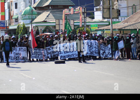 À Makassar, Indonésie, 26 septembre 2019. Des centaines d'étudiants sont retournés dans la rue pour manifester devant le sud de Sulawesi DPRD Office. Ils ont fermé l'autoroute afin que pas un seul véhicule qui pouvait passer. Credit : Herwin Bahar / Alamy Live News Banque D'Images