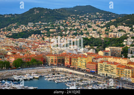 Vue sur le Vieux Port de Nice avec des yachts, France Banque D'Images