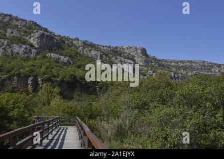 L'image d'une passerelle en bois au Parc National de Krka en Croatie Banque D'Images