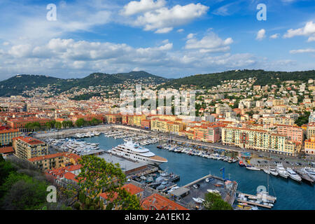 Vue sur le Vieux Port de Nice avec des yachts, France Banque D'Images