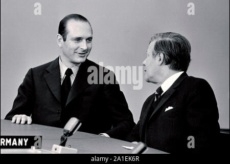 Le premier ministre Jacques Chirac, de la France, gauche, et le chancelier Helmut Schmidt de Allemagne, droit, assister à l'Organisation du Traité de l'Atlantique Nord (OTAN) Réunion du Conseil de l'Atlantique Nord au niveau des chefs d'État et de gouvernement à Bruxelles, Belgique le 26 juin 1974. Les chefs de gouvernement de l'OTAN ont signé une déclaration sur les relations de l'Atlantique a approuvé et publié par le Conseil de l'Atlantique Nord à Ottawa. Crédit : l'OTAN à travers le monde l'utilisation de la CNP | Banque D'Images