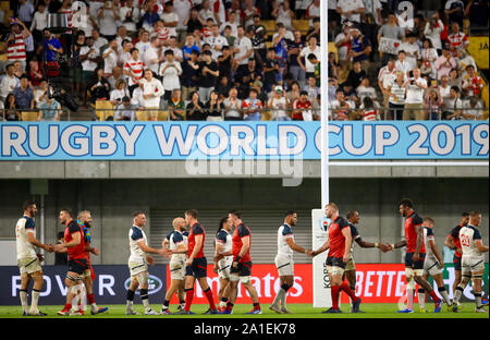 L'Angleterre et USA les joueurs se serrent la main après le coup de sifflet final de la Coupe du Monde de Rugby 2019 match au stade de Kobe au Japon, Misaki. Banque D'Images