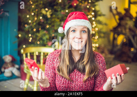 Une jeune femme jouit de son cadeau de Noël. Vente de Noël. Banque D'Images