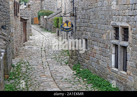 LA GARDE-GUERIN, FRANCE, Septembre 20, 2019 : Le village, traversé par le Chemin de Régordane, axe entre Massif Central et Méditerranée, très fre Banque D'Images