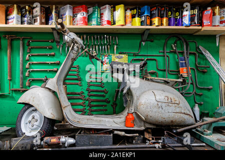 PIOLENC, FRANCE, Septembre 22, 2019 : Souvenirs des temps anciens de la Route Nationale française 7, également connu sous le nom de route des vacances (La Route des vacances). Banque D'Images