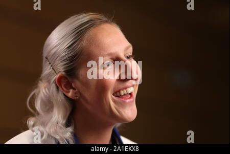 Great Britain's Holly Bradshaw, qui est en compétition dans le Perche, pose pour des photos lors d'une session de support au Movenpick Hotel West Bay, Doha. Banque D'Images