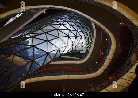 Frankfurt am Main, Allemagne. Août 2019. La Zeilgalerie sur la Zeil, le shopping bien sûr. Structure très moderne en métal et verre. Vue de l'intérieur. Banque D'Images