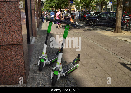 Frankfurt am Main, Allemagne. Août 2019. Location de scooters électriques. Ils sont trouvés stationnés autour de la ville, de couleur blanc et vert. Banque D'Images