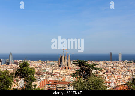 Vue panoramique grand angle haute de Barcelone d'en haut vers la Sagrada Familia et de la mer, Catalunya, Espagne Banque D'Images