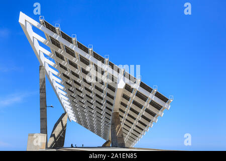 L'énergie solaire l'installation de cellules géantes dans la zone du Forum du port olympique, Barcelone, Espagne, Banque D'Images