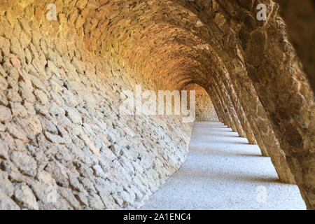 La colonnade de colonnes en pierre organique dans le parc Guell, conçu par Antonio Gaudí à Barcelone, Espagne Banque D'Images