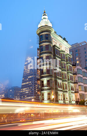 San Francisco, California, United States - Streaking lights à l'Avenue de Columbus avec Sentinel et Transamerica Pyramid Building Construction Banque D'Images