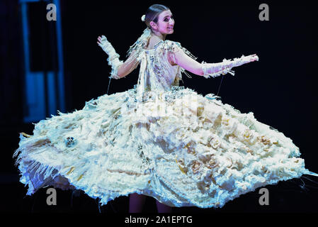 Wellington, Nouvelle-Zélande. 26 Sep, 2019. Un modèle présente une création au cours d'un show de la World of Wearable Art, un concours de design international, à Wellington, Nouvelle-Zélande, le 26 septembre 2019. Credit : Guo Lei/Xinhua/Alamy Live News Banque D'Images