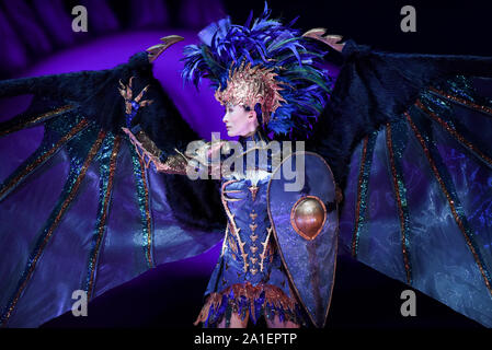 Wellington, Nouvelle-Zélande. 26 Sep, 2019. Un modèle présente une création au cours d'un show de la World of Wearable Art, un concours de design international, à Wellington, Nouvelle-Zélande, le 26 septembre 2019. Credit : Guo Lei/Xinhua/Alamy Live News Banque D'Images