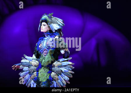 Wellington, Nouvelle-Zélande. 26 Sep, 2019. Un modèle présente une création au cours d'un show de la World of Wearable Art, un concours de design international, à Wellington, Nouvelle-Zélande, le 26 septembre 2019. Credit : Guo Lei/Xinhua/Alamy Live News Banque D'Images