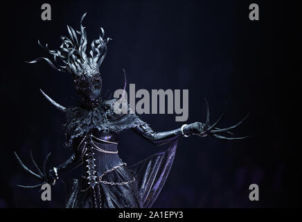 Wellington, Nouvelle-Zélande. 26 Sep, 2019. Un modèle présente une création au cours d'un show de la World of Wearable Art, un concours de design international, à Wellington, Nouvelle-Zélande, le 26 septembre 2019. Credit : Guo Lei/Xinhua/Alamy Live News Banque D'Images