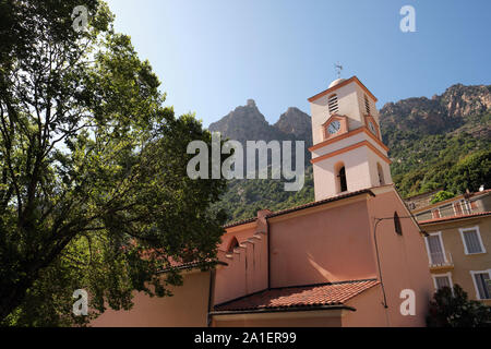 L'église du village d'Ota et les sommets des montagnes et les crêtes paysage de Capo d'Ota dans l'Ota / Région de Porto, Corse-du-Sud, Corse, France Banque D'Images