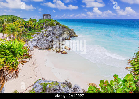 Tulum, Mexique. Dieu des vents Temple surplombant la mer des Caraïbes. Banque D'Images