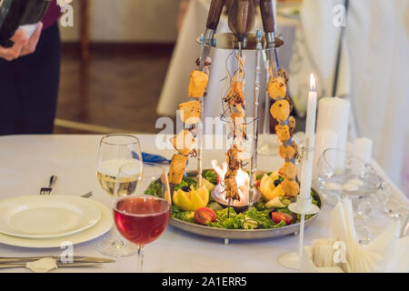 Les brochettes de viandes et de fruits de mer chauffée par le feu. Banque D'Images