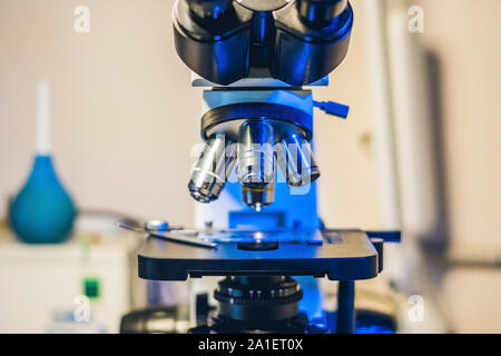 Microscope optique avec quatre différentes lentilles de l'objectif. Banque D'Images