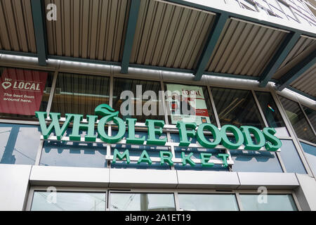 Seattle, WA/USA-9/15/19 : Whole Foods Market est une multinationale américaine chaîne de supermarché qui vend exclusivement des produits exempts de graisse hydrogénée Banque D'Images