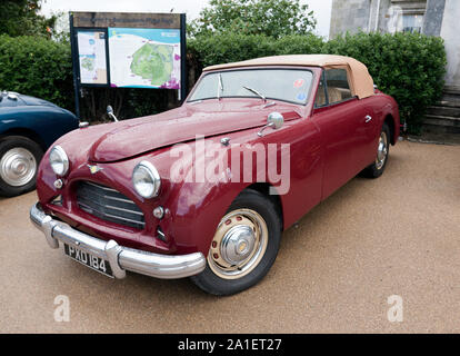 Les trois-quarts Vue de face d'un marron, 1954, Jensen Interceptor sur l'affichage à l'extérieur de l'hôtel particulier à Beckenham Place Park, Lewisham Banque D'Images