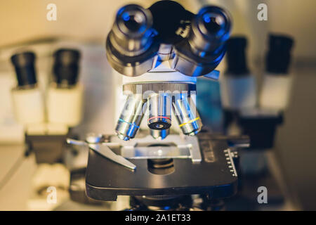 Microscope optique avec quatre différentes lentilles de l'objectif. Banque D'Images