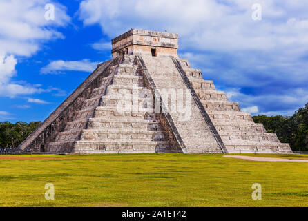 Chichen Itza, au Mexique. Temple de Kukulcan, également connu sous le nom d'El Castillo. Banque D'Images