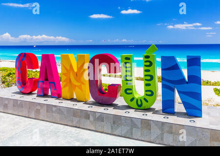 Cancun, Mexique. Dolphin Beach (Playa Delfines). Resort Ville signe. Banque D'Images