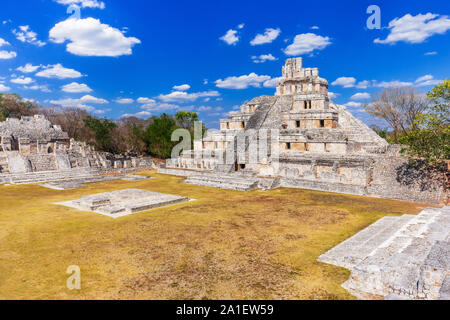 Campeche, Mexique. Ville Maya Edzna. La pyramide des cinq étages et Gran Acropolis. Banque D'Images