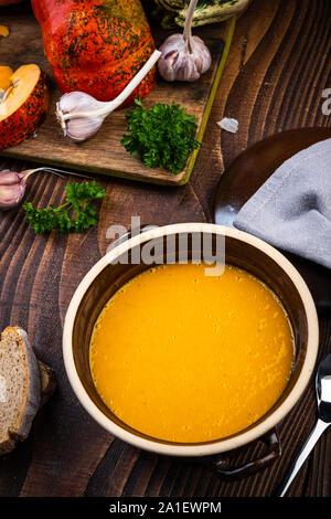 Soupe de potiron de saison graines wit et crème. Vue d'en haut. Banque D'Images