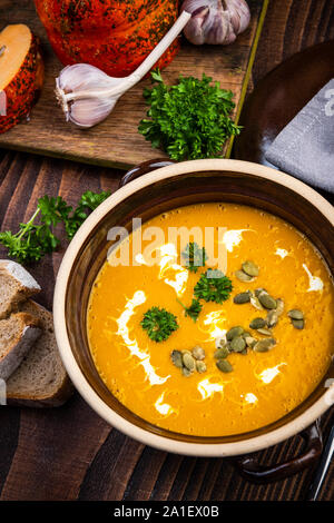 Soupe de potiron de saison graines wit et crème. Vue d'en haut. Banque D'Images