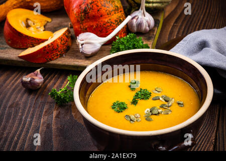 Soupe de potiron de saison graines wit et crème. Vue d'en haut. Banque D'Images