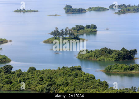 Le lac Nam Ngum et ses îles. Réservoir Ang Nam Ngum. Province de Vientiane. Le Laos. / Paysage. Du lac Nam Ngum et les îles. La province de Vientiane. Le Laos. Banque D'Images