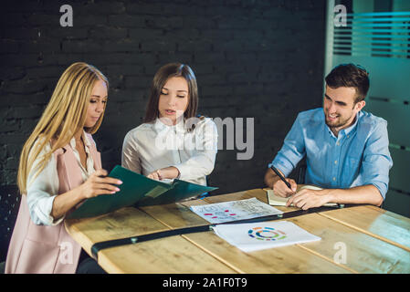 Équipe de jeunes collègues de story-board pour regarder des enregistrements vidéo en bureau coworking modernes. Processus d'équipe. ,Horizontal arrière-plan flou. Banque D'Images