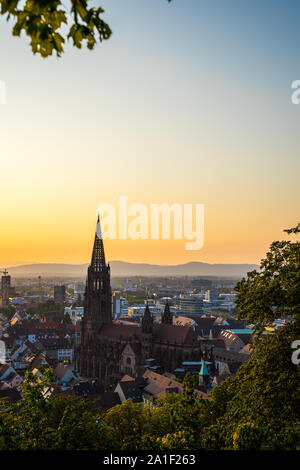 Allemagne, coucher du soleil Orange ciel au-dessus de la vieille ville au centre-ville en ville Freiburg im Breisgau à Baden en été, vu de dessus Banque D'Images