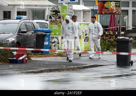 26 septembre 2019, Basse-Saxe, Göttingen : les enquêteurs de police sont debout à la retranché sur scène de crime. Une femme de 45 ans a été tué par un homme dans une rue de Milan le jeudi. Photo : Swen Pförtner/dpa Banque D'Images