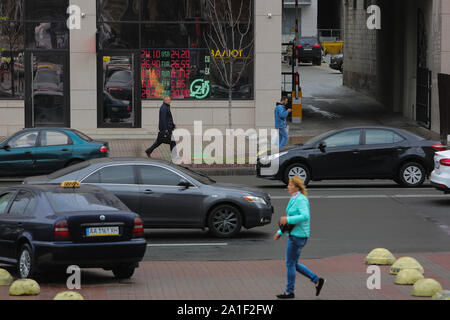 Septembre 26, 2019, Kiev, Ukraine : les gens marchent dans la rue passé Bureau de change centre-ville de Kiev, Ukraine, le 26 septembre 2019. La mission du Fonds monétaire international (FMI) quitte Kiev sans raison de recommander que le conseil d'administration du FMI conclure un nouveau programme de prêt avec l'Ukraine après avoir travaillé pendant deux semaines dans le pays. (Crédit Image : © Sergii Kharchenko/Zuma sur le fil) Banque D'Images