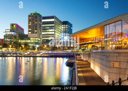 MediaCityUK et alchimiste Bar au crépuscule, Salford Quays, Salford, Greater Manchester, Angleterre, Royaume-Uni Banque D'Images