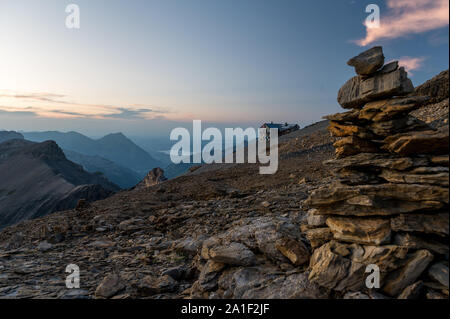 SAC Blüemlisalphütte au coucher du soleil en été Banque D'Images