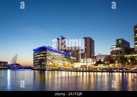 Les studios de MediaCityUK au crépuscule, Salford Quays, Salford, Greater Manchester, Angleterre, Royaume-Uni Banque D'Images