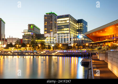 Les studios de MediaCityUK au crépuscule, Salford Quays, Salford, Greater Manchester, Angleterre, Royaume-Uni Banque D'Images