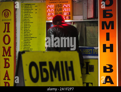 Kiev, Ukraine. 26 Sep, 2019. Un homme est considéré à l'Bureau de change centre-ville de Kiev, Ukraine, le 26 septembre 2019. La mission du Fonds monétaire international (FMI) quitte Kiev sans raison de recommander que le conseil d'administration du FMI conclure un nouveau programme de prêt avec l'Ukraine après avoir travaillé pendant deux semaines dans le pays. Credit : Sergii Kharchenko/ZUMA/Alamy Fil Live News Banque D'Images