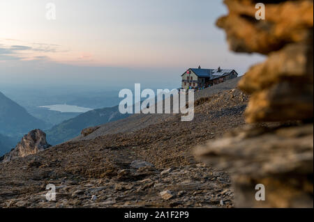 SAC Blüemlisalphütte au coucher du soleil en été Banque D'Images