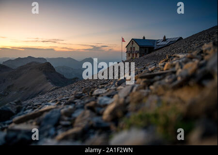 SAC Blüemlisalphütte au coucher du soleil en été Banque D'Images