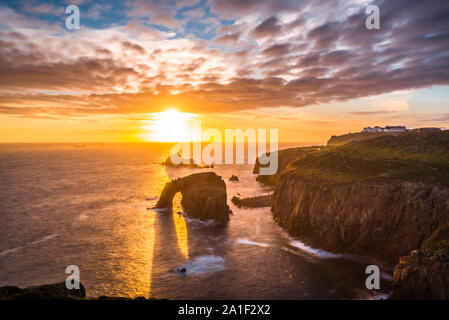 Ciel dramatique au coucher du soleil avec Dodnan Enys et les formations rocheuses en chevalier armé Lands End en Cornouailles, Angleterre, Royaume-Uni, Europe. Banque D'Images