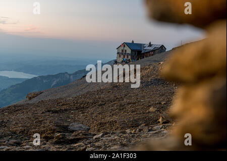 SAC Blüemlisalphütte au coucher du soleil en été Banque D'Images