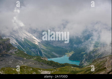 Paysage à Hohtürli avec l'Oeschinensee au loin dans les nuages brumeux lors d'une randonnée Banque D'Images